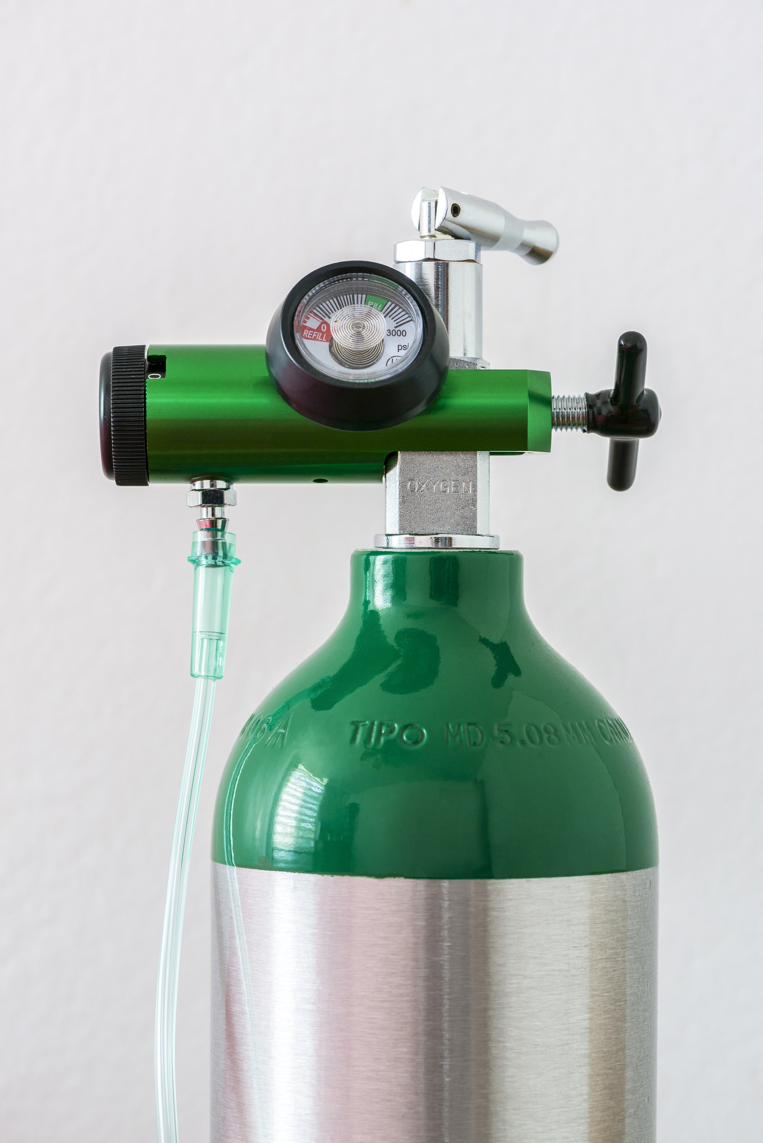 Emergency oxygen tank for workplace response